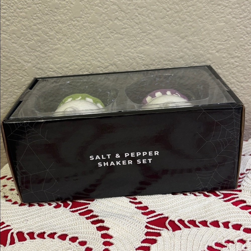Collectible Spooky Hollow Cauldron Salt and Pepper Shakers - Picture 3 of 4